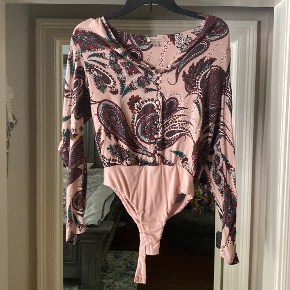 Onsie- size Medium. It looks good with jeans or dress it up fir the holidays.